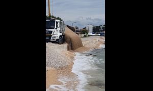 Kako se "dohranjuje" plaža u Zablaću mljevenim kamenom