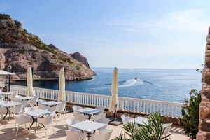 Devastirani hotel pretvorio u kulinarsku radionicu i mjesto gdje će njegovi radnici dolaziti besplatno na ljetovanje!