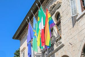 Na Komunalnoj palači u Puli i ove godine zastava duginih boja