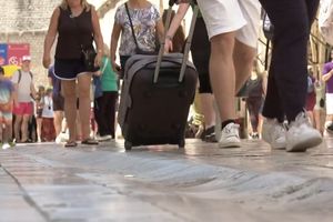 NEMA VIŠE KOTAČIĆA Turisti će u Dubrovniku do hotela morati nositi svoje kofere