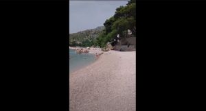 Prazna plaža u Mimicama kraj Omiša