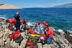 GLISER IM SE RAZBIO O STIJENE! Četvorica njemačkih brodolomca spašeni na otoku Pagu u teškoj akciji spašavanja