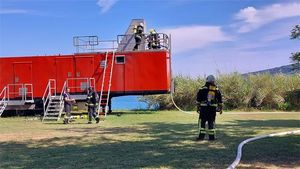 Osposobljavanje vatrogasaca za gašenje i spašavanje u pokretnom simulatoru plamenih udara