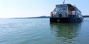 Vranskim jezerom zaplovila Električni katamaran Danguba