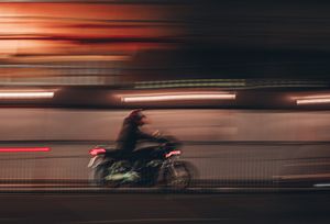 Uhićen motociklist za kojim je u potjeri bio policijski službenik koji je tada teško nastradao