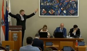 NADREALAN VIDEO Dubrovački vijećnik na sjednici: "Kad će u gradu javna kuća? Joj da mi je malu plavu..."