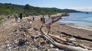 U akciji čišćenja uvale Sakarun prikupljeno oko 6 kubika otpada