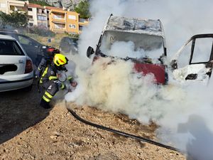 U Makarskoj planula tri automobila, motocikl i kombi vozilo!