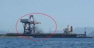 Ovo je brod iz kojeg luka Ploče neodgovornim pretovarom truje zrak i more ugljenom prašinom!