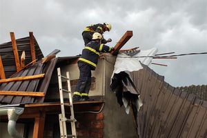 Više od 12.000 vatrogasaca angažirano na sanaciji posljedica nevremena, na Rabu je došlo do odrona zemlje
