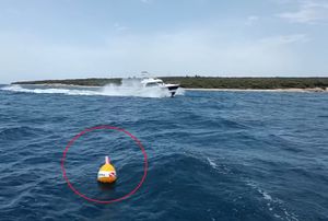 VIDEO Projurio glisirajući tik uz ronilačku bovu i to uz samu obalu!