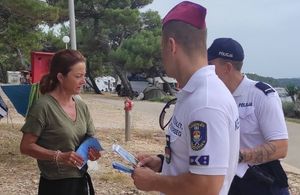 Istarska policija upozorava na opasnosti od ostavljanja djece u vozilima