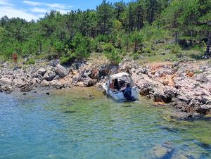 Austrijski bračni par se nasukao na stijene otoka Krka