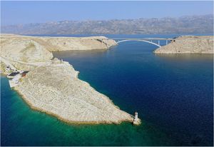 Brodica sa sedam članova posade udarila u obalu i potonula kod Paga