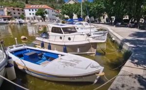 Uvala u šibenskom Zatonu u potpunosti promijenila boju!