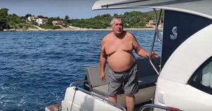 Zaustavljen Talijan koji je glisirao uz obalu kod Ždrelca - Sakrio se iza žene koja ima dozvolu