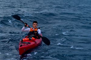 Mladi Lošinjanin vesla od Lošinja do Zadra i skuplja novac za djecu s poteškoćama u razvoju