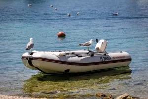 Nijemcu na Rabu ukraden bijeli gumenjak