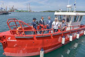 U pulsku luku stigla nova vatrogasna brodica