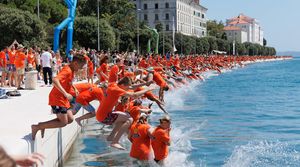 FOTO: MILLENIUM JUMP Više od dvije tisuće ljudi istodobno skočilo u more s obnovljene zadarske rive!