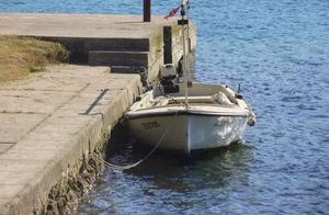 Pronađen ukradeni kaić u Zadru: "Drugima ukrali i vesla pa se provozali i ostavili da ga jugo razbije o mul"