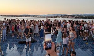 Rasplesani Pozdrav Suncu