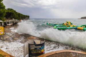 VIDEO Današnji valovi na pulskom Lungomareu i Valkanama obeshrabrili brojne kupače