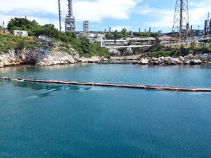 Predstavnici županije s predstavnicima Ine i Lučke kapetanije u obilasku rafinerije i onečišćenih plaža