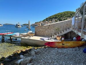 Bahati vlasnik vile na Visu ignorira hrvatski zakon: "Osmogodišnja djevojčica ozlijedila glavu o njegov ilegalni balkon iznad mora!"