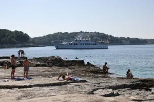 Lučka kapetanija Pula krenula u intervenciju - Mega jahte se vole sidriti u Gortanovoj uvali