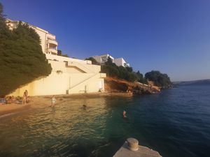 Bahati Rus sagradio vilu kod Novalje koja se proteže skroz do mora?!