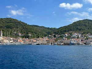 Razočarani slovački nautičar kritizirao: "Rekli su nam da za nas na Visu nema mjesta jer se čuvaju za VIP goste i političare!"