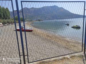 Ilegalna ograda u Dućama priječi građanima prolaz plažom, odgovornima u lokalnoj vlasti novi Zakon za ovo predviđa ozbiljne novčane kazne!