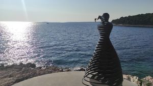 Netko poremećen je ponovno oštetio spomenik ženi pomorca na Lošinju