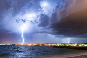 I danas pljuskovi i grmljavina, za riječku regiju upaljen meteoalarm