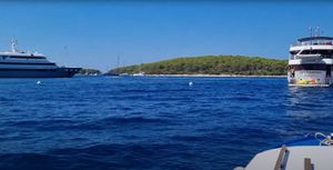 Mini kruzeri i jahte sidre se i vezuju brodove za stabla u uvali gdje je to zabranjeno