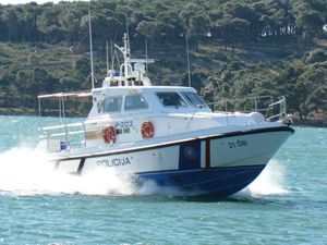 Šibenska pomorska policija spašavala muškarca iz olujnog mora kod otoka Prvića