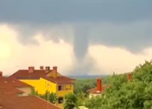 VIDEO Istru zahvatilo nevrijeme, kod Rovinja snimljena velika pijavica!