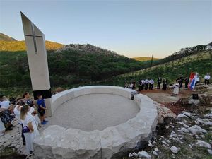 Otkriven spomenik podignut u znak sjećanja na dubrovačkog vatrogasca Gorana Komlenca