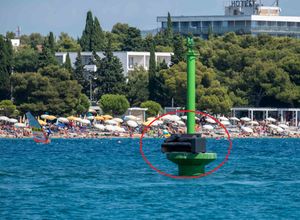 Netko je na pomorsko svjetlo kod Vodica montirao DVOSJED!