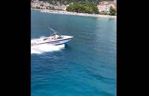 Glisiranje uz obalu u Baškoj Vodi