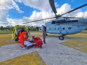 TEŠKA PROMETNA NA BRAČU - U sudaru s automobilom, quad se zapalio, dvije osobe prevezene helikopterom u splitsku bolnicu