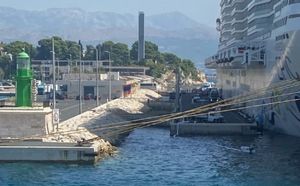 Curenje nepoznate tekućine iz kruzera u luci Split