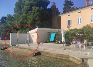 VISOKI ZIDOVI SVE DO MORA! Od kuće i apartmana na Cresu napravili neprobojan dvorac