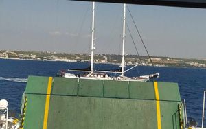 Pogledajte kako ovaj jedrenjak na motorni pogon oduzima prednost trajektu!