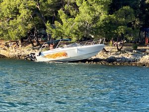 FOTO/VIDEO Austrijanci se gliserom zabili u kamp, a nasukavanje nisu ni prijavili!
