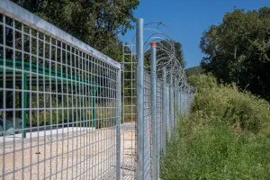 Treba li u turističkom Rovinju bodljikavom žicom čuvati svoje goste i od koga točno?