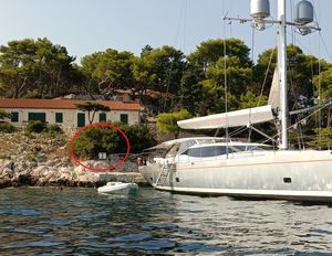 Još se jedan pametnjaković usidrio ravno ispred znaka za zabranu sidrenja kod Hvara!