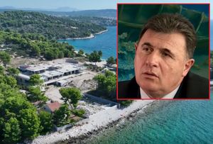 ZAŠTO MU KUĆA JOŠ NIJE SRUŠENA? Vlasnik Medikola ilegalno gradi na obali Čiova, duguje državi i dobavljačima