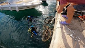 Ronioci iz mora u Zadru izvukli pun kontejner vrša, romobila, motora, komada broda...